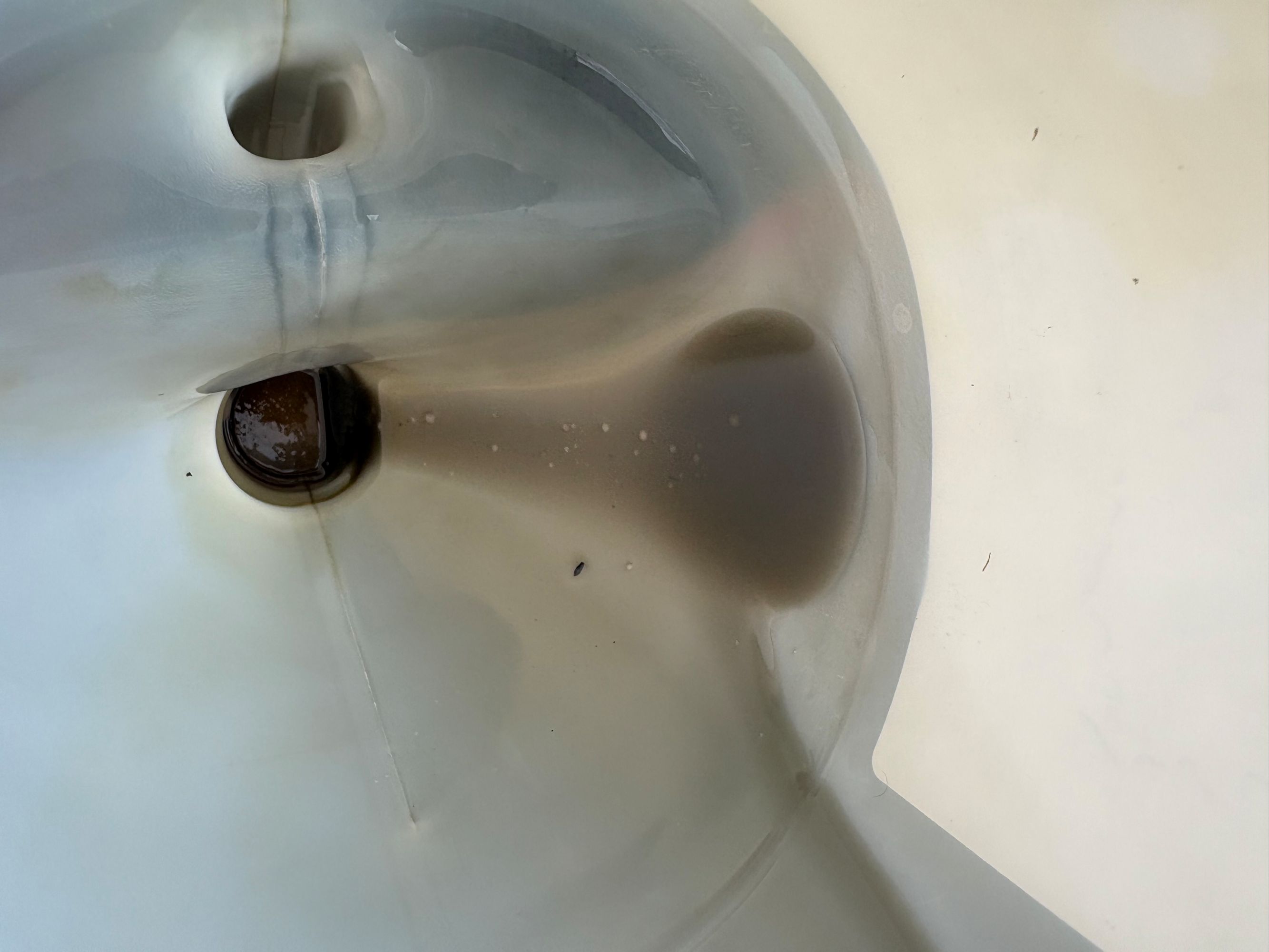 Dirty oil fluid in a plastic reservoir for inspection